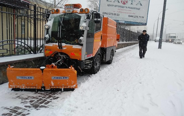 На борьбу со снегопадом в Киеве вывели почти 300 единиц техники - КГГА