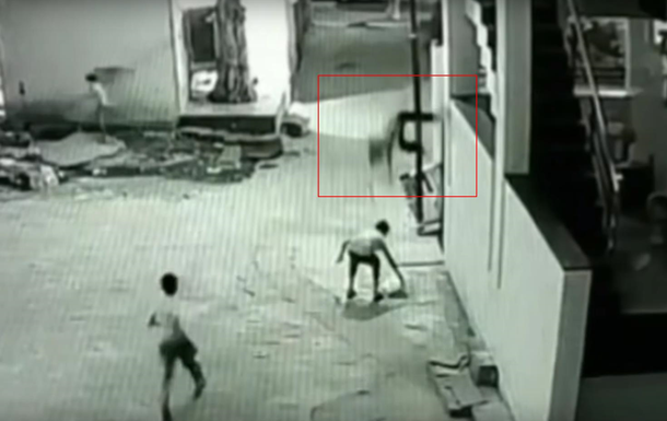 В Індії школяр упав на друга з 12-метрової висоти