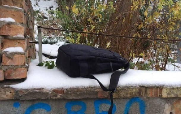 Возле Андреевской церкви нашли рюкзак с  коктейлями Молотова 