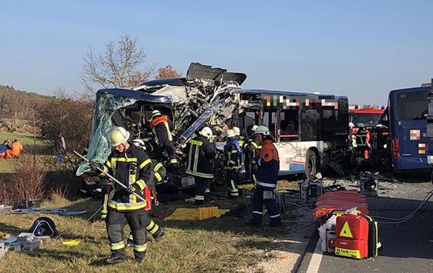 У Німеччині зіткнулися два шкільних автобуси: 19 постраждалих
