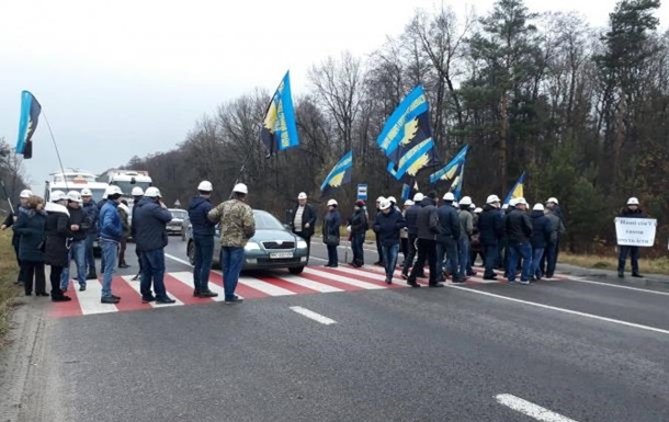 Шахтарі на знак протесту перекрили дорогу на Польщу