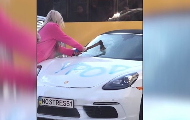 Блондинка порубала Porsche в Києві для кліпу