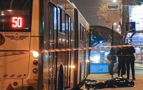 В Киеве троллейбус раздавил ремонтника