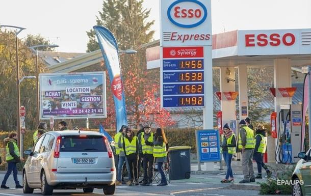 Власти Франции отказалось менять цены на бензин