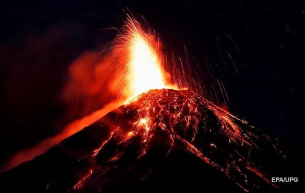 У Гватемалі почалося виверження вулкана Фуего