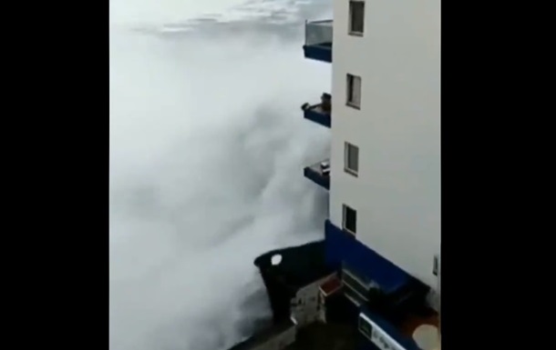 Гігантські хвилі змили балкони житлового будинку