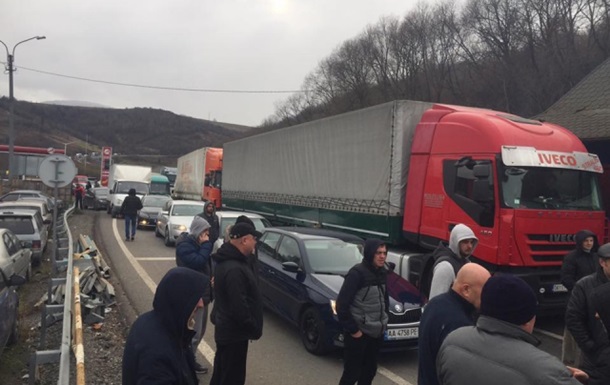 Протестующие заблокировали трассу Киев-Чоп