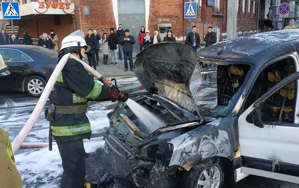 В центре Харькова на ходу загорелось авто