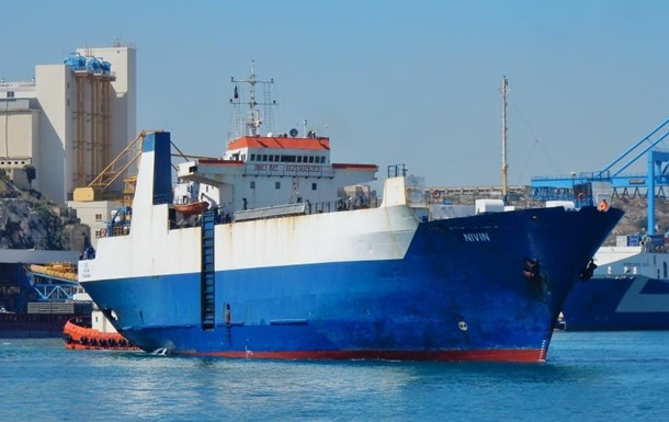 У Лівії звільнили із захопленого судна трьох українських моряків