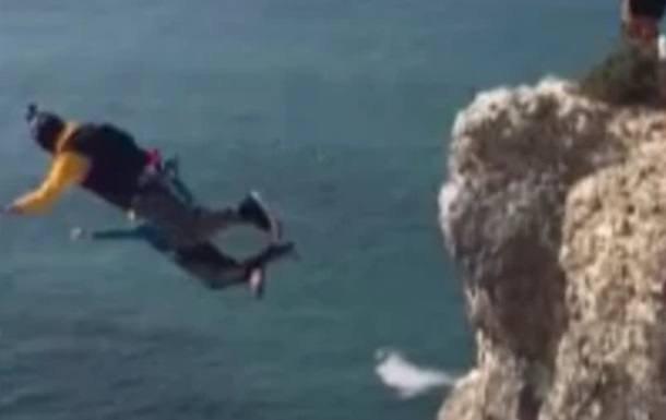 Туристи зняли смертельний стрибок з парашутом