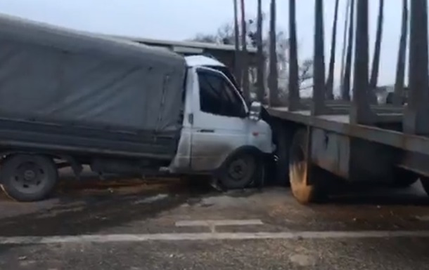 Под Киевом автомобиль влетел в лесовоз: образовалась пробка