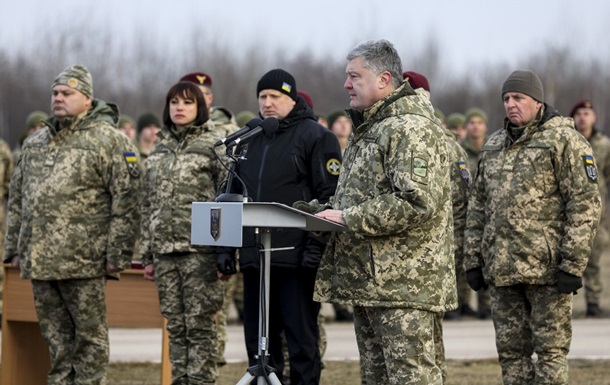 Порошенко пообещал десантникам новое оружие