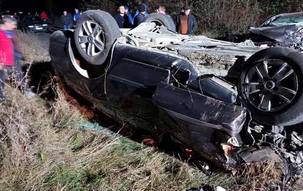 На Закарпатье на сельской дороге столкнулись два авто: двое погибших