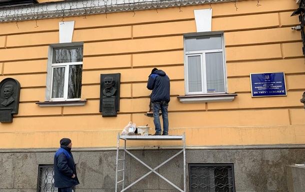 В Киеве демонтировали памятную доску одному из организаторов Голодомора
