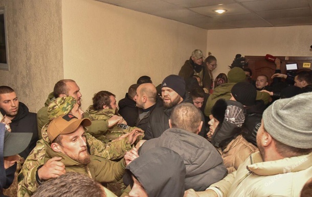 В суде Одессы произошла драка, 50 задержанных
