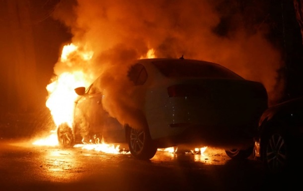 ЗМІ: У Києві згоріло авто на російських дипномерах