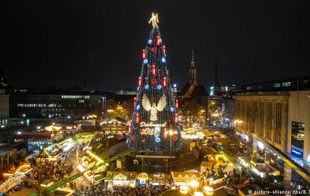 У Німеччині встановили найвищу різдвяну ялинку