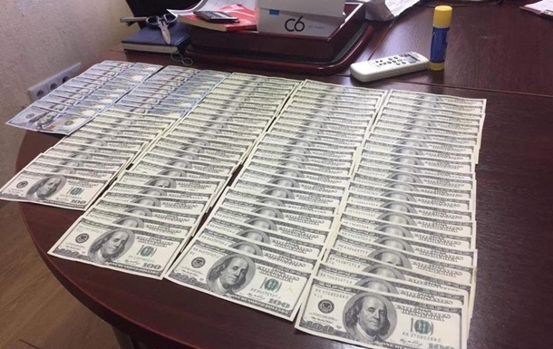У Києві адвокат намагався дати хабаря прокурору в $30 тисяч
