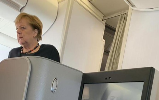 G20: Меркель сфотографировали в рейсовом самолете