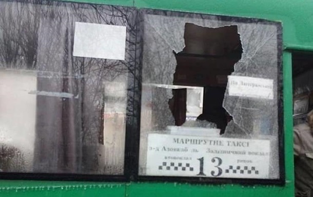 В Бердянске у автобуса на ходу вылетело стекло