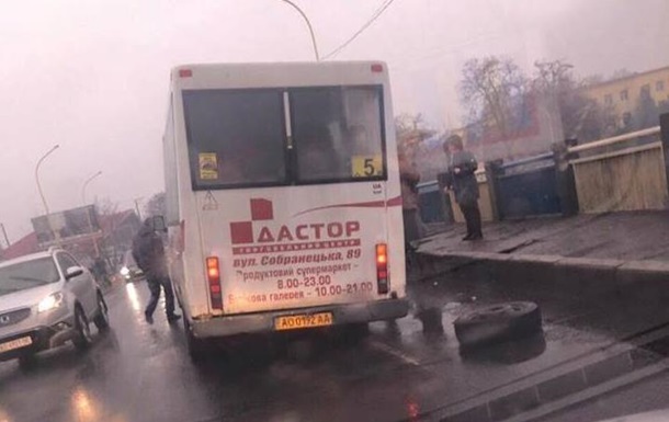 В Ужгороді у маршрутки на ходу відвалилося колесо