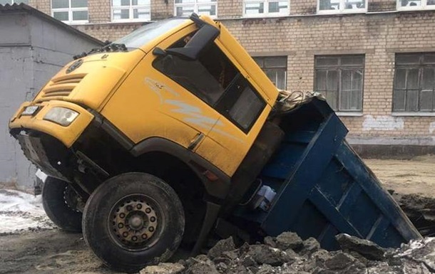 У Дніпрі вантажівка провалилася під землю