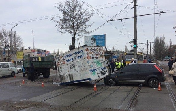 У Миколаєві з вантажівки на легковик під час руху випав кіоск