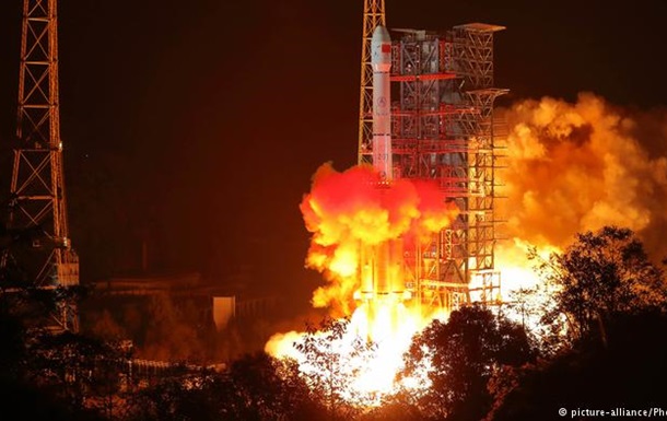 Китай запустив зонд на темний бік Місяця