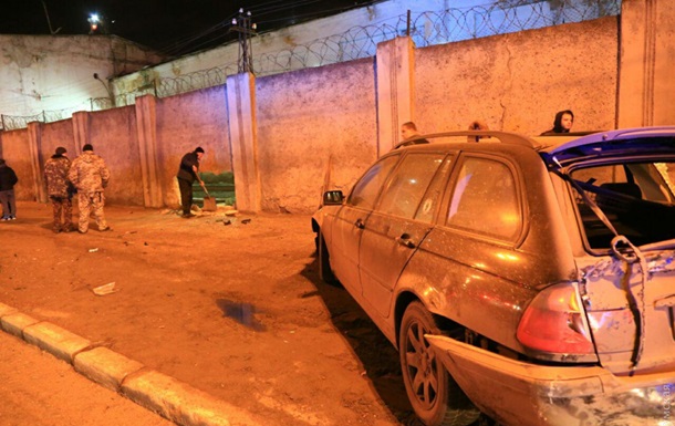 В Одесі автомобіль пробив дірку в тюремній стіні