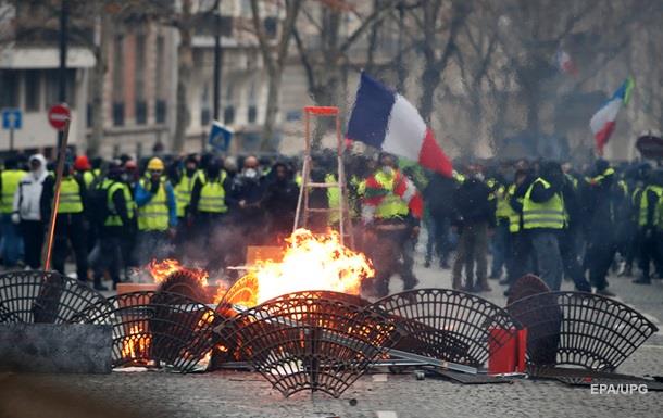Підсумки 08.12: протести в Парижі і гніт держборгу