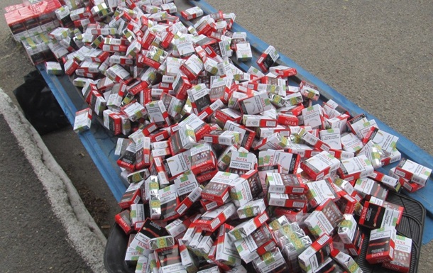 Пограничники задержали два авто с 7500 пачек контрабандных сигарет