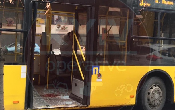 В Киеве пассажир троллейбуса разбил головой стекло