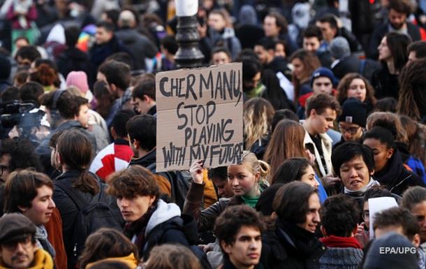 Во Франции школьники устроили массовые протесты