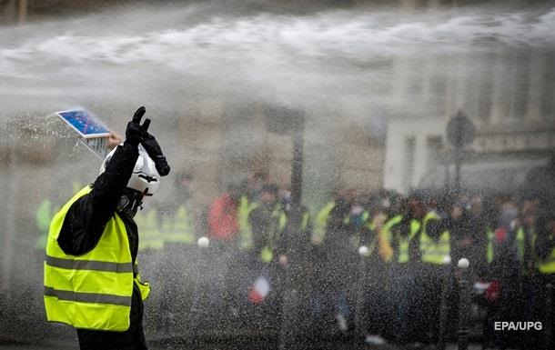 В массовых протестах во Франции погибли пять человек