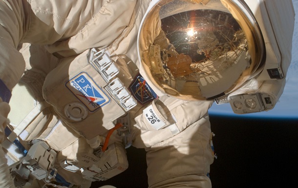 Российские космонавты вышли в открытый космос и осмотрели дыру в Союзе