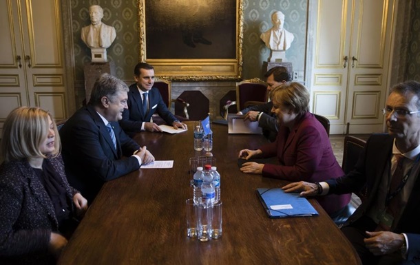 Порошенко обсудил с Меркель конфликт в Азове