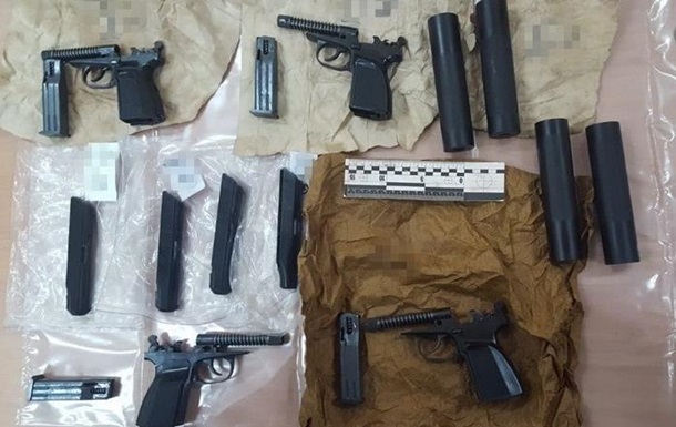 У Києві поліцейський з подільниками торгував зброєю