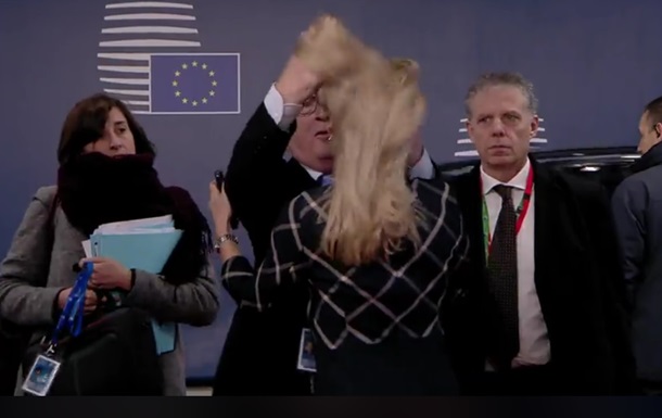 Юнкера заметили за странным поведением во время саммита ЕС