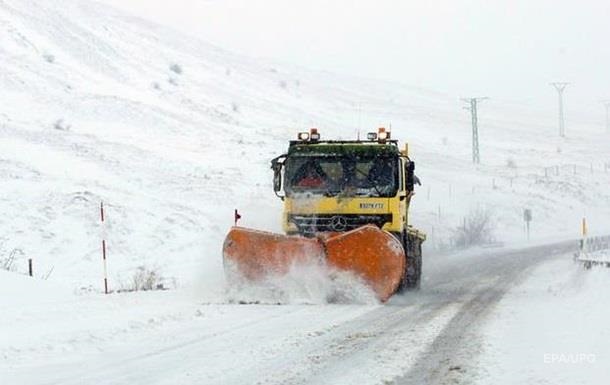 В Украине часть дорог замело снегом