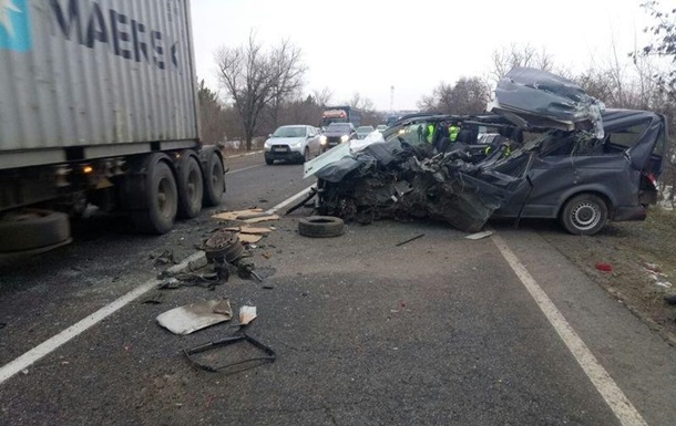 Під Миколаєвом мікроавтобус врізався у вантажівку, є жертви