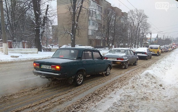 Черновцы засыпало снегом: на дорогах пробки