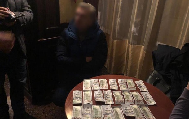 Под Киевом замглавы поселка задержали на взятке $20 тысяч