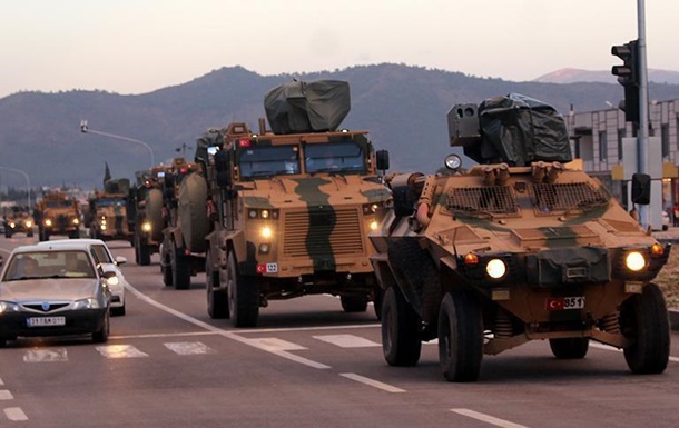 Туреччина стягує бронетехніку на кордон з Сирією