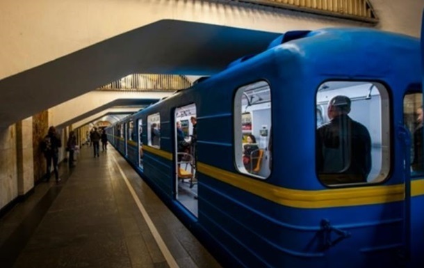 У метро Києва поліцейські побили жінок