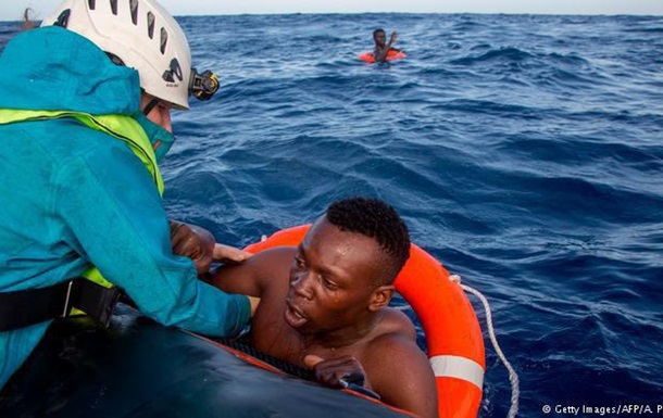 Італія закрила порти для біженців, врятованих у Середземному морі