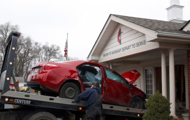 В США автомобиль протаранил стену церкви