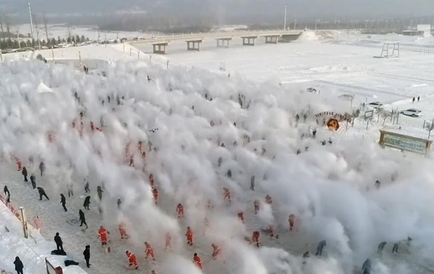 У Китаї тисяча людей перетворили окріп на сніг