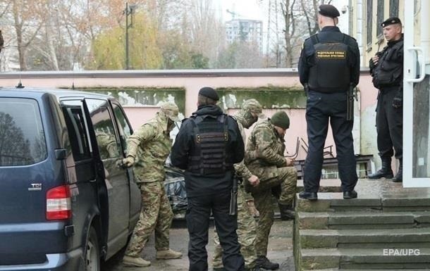 У Криму продовжили арешт трьом українським морякам