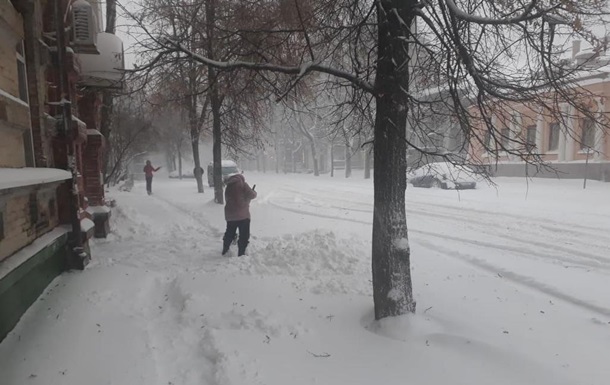 На Полтавщине из-за снегопада закрыли дороги и школы