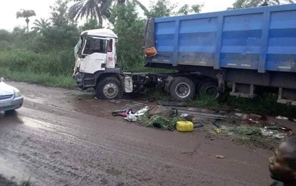 В Конго 27 человек погибли в столкновении автобуса и грузовика